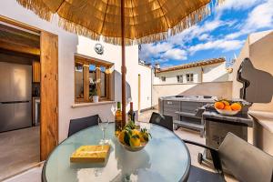 A seating area at Casa Leon 84 by Sealand Villas