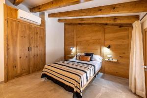 A bed or beds in a room at Casa Leon 84 by Sealand Villas