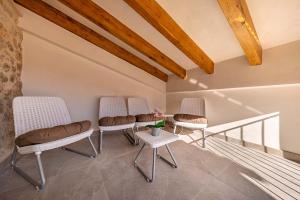 A seating area at Casa Leon 84 by Sealand Villas