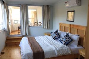 Postel nebo postele na pokoji v ubytování Embrace Nile Dahabiya