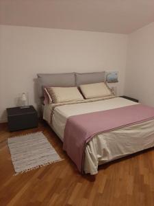 una camera con letto e pavimento in legno di Attico e super Attico vista mare a Montesilvano