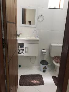 a bathroom with a sink and a toilet at Casa agradável em Guriri - Rua 17 Norte in São Mateus