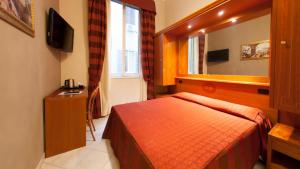 Pokój hotelowy z łóżkiem i lustrem w obiekcie Dama Private Rooms w Rzymie