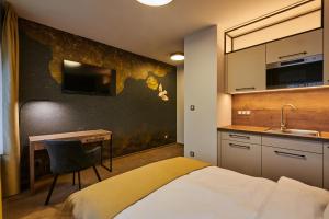 Hotel Alfréd a Hermína的电视和/或娱乐中心