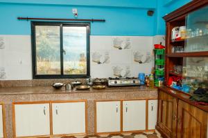 Kitchen o kitchenette sa Nagarkot Nayagaun Homestay
