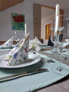 een tafel met een bord en kaarsen erop bij Ferienwohnung am Lieserpfad in Nerdlen