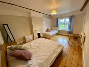 Un dormitorio con dos camas y una ventana. en Exmouth Country Lodge and Cottage, en Exmouth