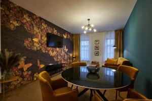 Hotel Alfréd a Hermína的电视和/或娱乐中心