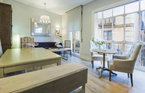 Χώρος καθιστικού στο Apartamentos Abadía by Toledo AP