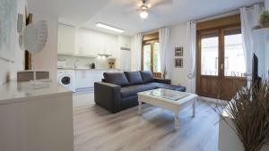 uma sala de estar com um sofá e uma mesa em Apartamento Pasaje del Barco by Toledo AP em Toledo