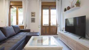 un soggiorno con divano e TV a schermo piatto di Apartamento Pasaje del Barco by Toledo AP a Toledo