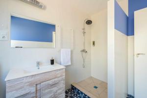 Un baño blanco con lavabo y espejo. en El Mirador de la Catedral by Toledo AP, en Toledo 22 fotos más