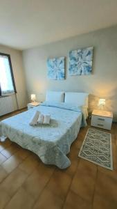ein Schlafzimmer mit einem großen Bett mit zwei Kissen darauf in der Unterkunft EVE HOUSE GARDALAKE in Lonato