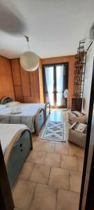 1 Schlafzimmer mit 2 Betten und Fliesenboden in der Unterkunft EVE HOUSE GARDALAKE in Lonato