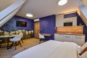 Hotel Alfréd a Hermína的厨房或小厨房