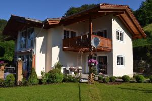 Casa con balcón y patio en Watzmann-Appartement, en Ramsau