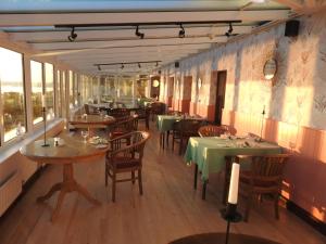 - un restaurant avec des tables et des chaises dans une salle dans l'établissement The Bay Horse Hotel And Restaurant, à Ulverston