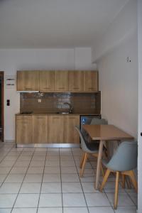 Kuchyň nebo kuchyňský kout v ubytování Iraklis Apartments