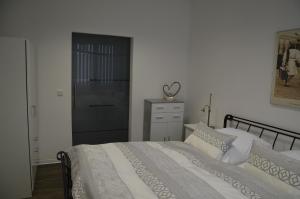 Tempat tidur dalam kamar di FEWO -Zum Tresor-