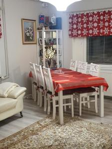 uma sala de jantar com uma mesa vermelha e cadeiras em Mukava talo maaseudulla lähellä keskustaa em Pori