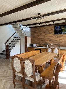 ein Esszimmer mit einem Holztisch und Stühlen in der Unterkunft Goral cottage new in Myhowe