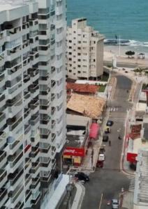 Blick auf Apartamento Praia do Morro- Vista para o Mar Guarapari- ES aus der Vogelperspektive