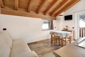 ein Wohnzimmer mit einem Sofa und einem Tisch in der Unterkunft Casa Nicoletta estate in Livigno