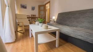 Zimmer mit einem Bett, einem Tisch und einem Stuhl in der Unterkunft La casa de los Becquer by Toledo AP in Toledo