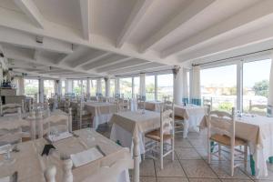 Reštaurácia alebo iné gastronomické zariadenie v ubytovaní Club Hotel Cormorano