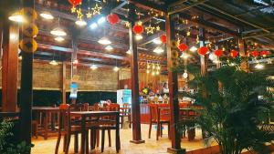A restaurant or other place to eat at Cat Tien Farmer Lodge