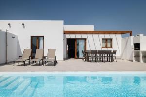 Bazén v ubytování Villas Altos de Lanzarote nebo v jeho okolí