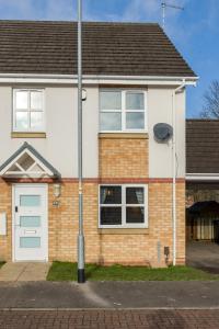 a house with a pole in front of it at Comfortable 3 bed home LINCOLN in Lincolnshire