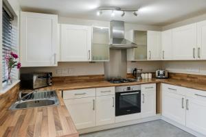 Virtuvė arba virtuvėlė apgyvendinimo įstaigoje Comfortable 3 bed home LINCOLN