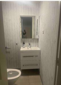 Fotografie z fotogalerie ubytování 4 Bed Villa - Sleeps 11 - Pets - Parking - Wifi v destinaci Mandal