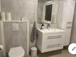 Ένα μπάνιο στο 4 Bed Villa - Sleeps 11 - Pets - Parking - Wifi +7 φωτογραφίες