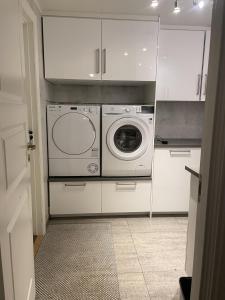 Η κουζίνα ή μικρή κουζίνα στο 4 Bed Villa - Sleeps 11 - Pets - Parking - Wifi