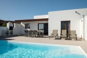 Bazén v ubytování Villas Altos de Lanzarote nebo v jeho okolí