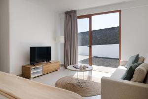 TV a/nebo společenská místnost v ubytování Villas Altos de Lanzarote