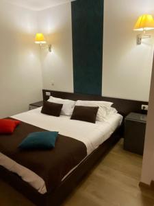 um quarto com uma cama grande com duas almofadas em Mariana Plage em La Marana