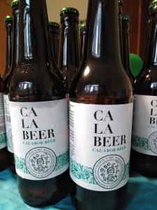 un grupo de botellas de cerveza en una mesa en Balneario de Calabor, en Calabor