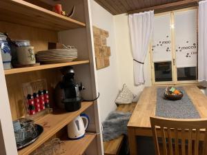 古尔特纳伦Casa Restelli OG - nahe Andermatt Gotthard的带桌子和窗户的小厨房