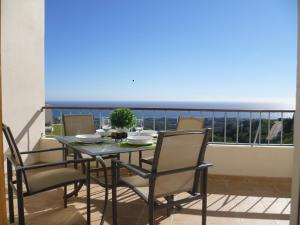 ein Tisch und Stühle auf einem Balkon mit Aussicht in der Unterkunft Fine Duplex Apartment with Stunning Sea Views in Marbella