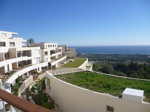 Vom Balkon eines Gebäudes genießen Sie Meerblick. in der Unterkunft Fine Duplex Apartment with Stunning Sea Views in Marbella