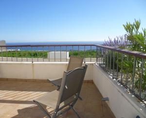 Ein Balkon oder eine Terrasse in der Unterkunft Fine Duplex Apartment with Stunning Sea Views