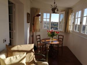 a living room with a table with flowers on it at Chambres d'hôtes Les Terrasses du Soleil in Cagnes-sur-Mer