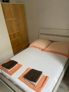 ein Bett mit zwei Handtüchern darüber in der Unterkunft Apartmani Antonio 1 in Brodarica