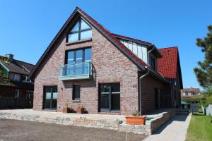 诺德奈Ferienwohnung Gertrud Wohnung 4的砖屋,有 ⁇ 盖