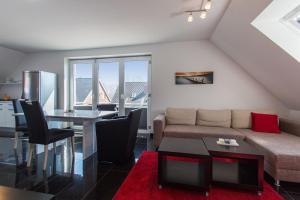 诺德奈Ferienwohnung Gertrud Wohnung 4的客厅里有一张沙发和一张桌子。