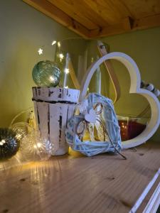 - une table avec des décorations de Noël et un panier dans l'établissement Libau Baden apartamenti, à Liepāja