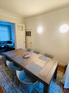 a dining room with a wooden table and chairs at O-Sea House: herenwoning in Belle Epoque wijk te Oostende in Ostend